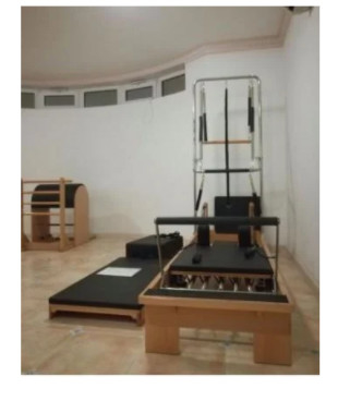 負荷200kg Pilatesの練習装置の深いずんぐりとしたPilatesの改革者機械